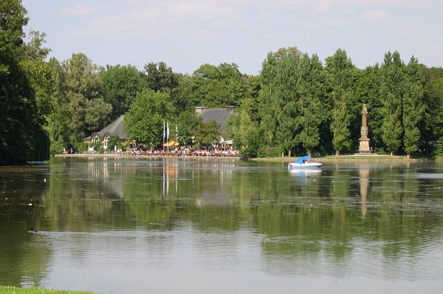 Kleinhesseloher See mit dem Biergarten vom Restaurant Seehaus und Denkmal