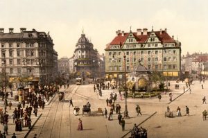 eine alte Postkarte, die den Stachus um ca. 1890 zeigt. Die Stachus-Westseite mit dem Hotel Königshof (rechts) und dem Pini-Haus (Mitte) und dem Hotel Stachus (links), Ende des 19. Jahrhunderts