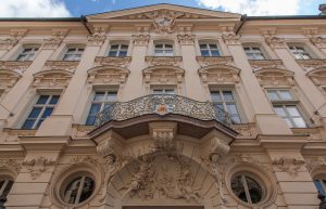 Palais Holnstein, Amtssitz des Erzbischofs von München -Freising mit Wappen des Erzbischofs und des Bastardwappens