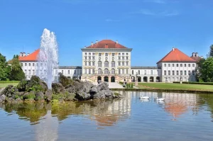 Schloss Nymphenburg - Frontseite mit der Fontaine und den Nymphenburger Schwänen