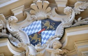 Das berühmte Bastardwappen am Palais Holnstein. s zeigt den Schild der Herzöge und Kurfürsten von Bayern mit einem roten Bruch (oder Bastardfaden).