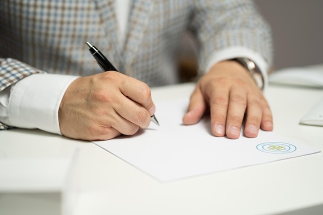 ein Mensch füllt ein Anmeldeformular aus