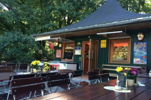Im Englischen Garten. Das berühmte Milchhäusl
