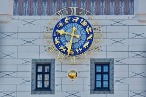 Astrologische Uhr am Alten Rathaus in München. Sie zeigt die Sternzeichen ein und unter der Uhr gibt es auch eine Uhr, die die Mondphasen anzeigt.