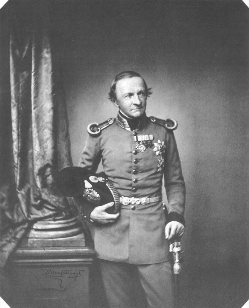Das Foto zeigt den abgedankten bayerischen König Ludwig I. im Jahr 1860. Der König trägt eine Militäruniform. Das Foto wurde von dem königlichen Hoffotografen Franz Hanfstaengl gemacht.