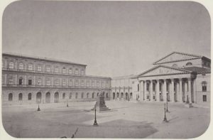Eine Fotografie von Joseph Albert von 1860. Sie zeigt den Max-Josephs-Platz mit der Residenz, und dem heutigen Nationaltheater, damals Königliches Hof- und Nationaltheater. Gut zu erkennen ist ein Verbindungsbau (heute der Standort des Münchner Residenztheater), in dem sich damals der Wintergarten des bayerischen Königs Max II befand.