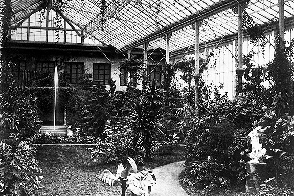 Fotograf: Joseph Albert, Der Wintergarten Maximilians II., Foto des Inneren, um 1860. Das Bild zeigt einen Springbrunnen, der in der Mitte des Wintergarten stand.
